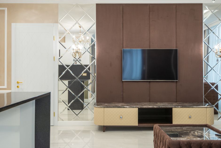 Stijlvol luxe TV meubel in een modern interieur met decoratieve elementen.