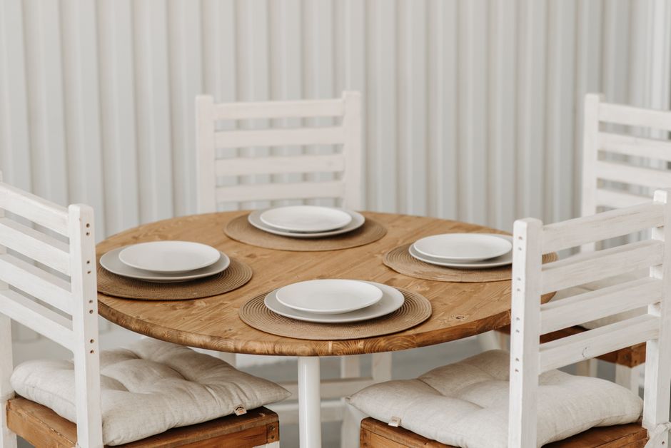 Een stijlvolle kleine houten eettafel in een sfeervol appartement met moderne decoratie.